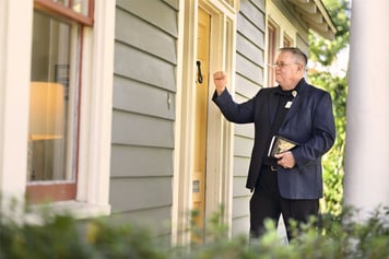 Chaplain explaining what to expect with hospice at home